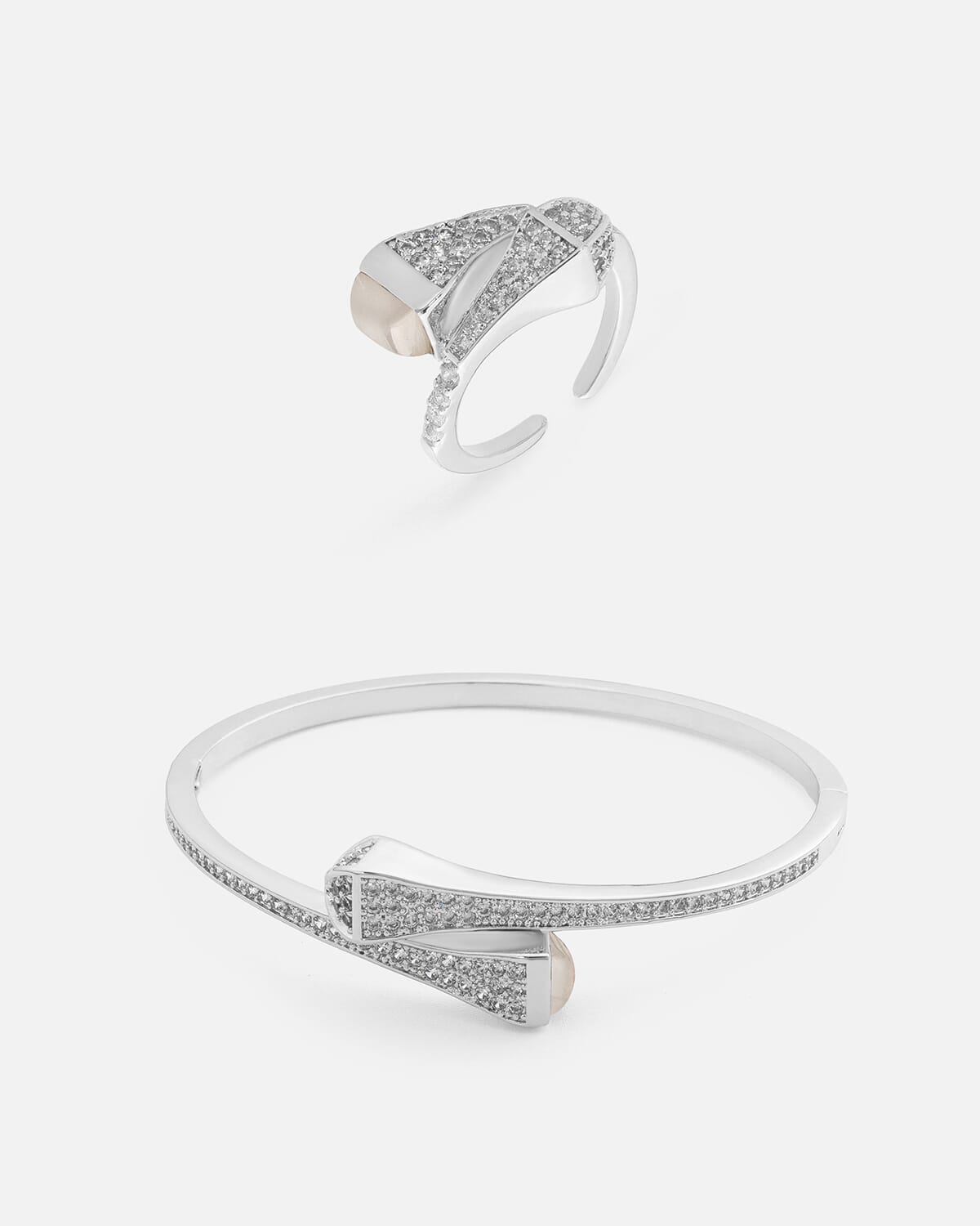 ‎ طقم نسائي مميز بلون فضي